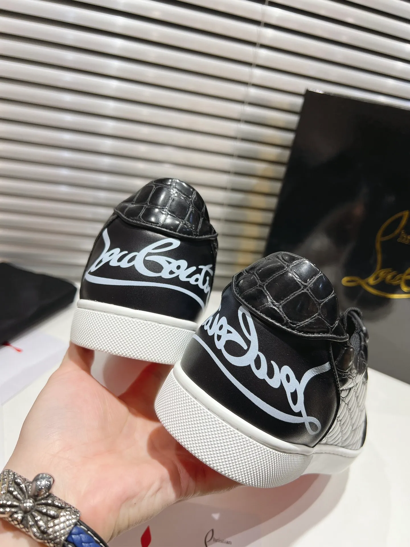 👟👟Ex-factory price 700👟👟 ╔Low top black stone pattern printed logo model╗ ·Top version customization·²⁰²²𝐬𝐬 𝑪𝒉𝒓𝒊𝒔𝒕𝒊𝒂𝒏 𝑳𝒐𝒖𝒃𝒐𝒖𝒕𝒊𝒏 ▪️No matter the last shape, fabric, diamonds, nails, lining, outsole, they are as close as possible to ZP... ▪️The original sole is specially provided by the original factory ▪️The lining is imported water-dyed cowhide ▪️Private customization time is about 3-7 days —————— Size: Women's 35M-41M Men's 38M-47M, half size can be customized